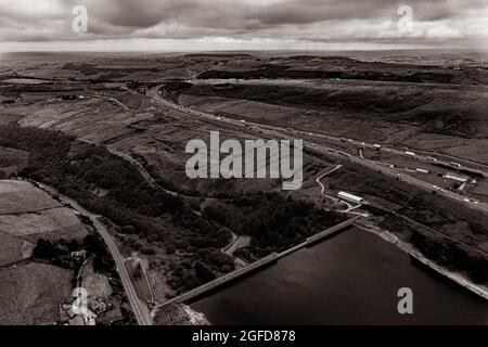 Rishworth Moor autoroute Ainley Haut M62 Stott Hall ferme aérienne oiseaux vue sur la maison au milieu de la route l'autoroute M62 a été construite autour Banque D'Images