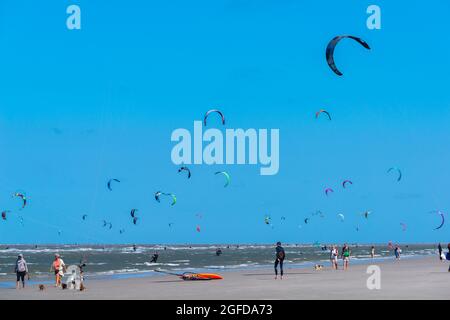 Kitesurf à St,-Peter-Ording, Mer du Nord, péninsule d'Eiderstedt, Schleswig-Holstein, Allemagne Banque D'Images