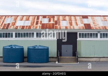 Un long entrepôt à quai à un seul niveau et une porte d'accès de Side on à Hobart, Tasmanie, Australie Banque D'Images