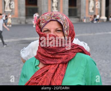 Naples, France, 23/08/2021, Naples, Italie. 23 août 2021. Aleassandra Clemente soutient les femmes napolitaines en participant à la foule Flash à piazza Plebiscito (Naples) #iononmicoprogliocchi; toutes unis contre la violation des droits des femmes afghanes, persécutées par le régime taliban. (Photo de Bruno Fontanarosa/Pacific Press) crédit: Pacific Press Media production Corp./Alay Live News Banque D'Images