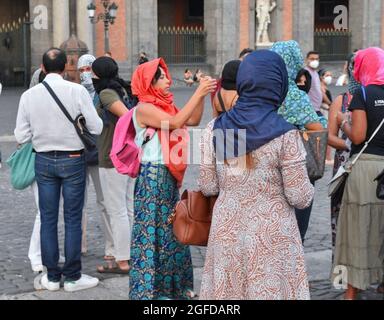 Naples, France, 23/08/2021, Naples, Italie. 23 août 2021. Aleassandra Clemente soutient les femmes napolitaines en participant à la foule Flash à piazza Plebiscito (Naples) #iononmicoprogliocchi; toutes unis contre la violation des droits des femmes afghanes, persécutées par le régime taliban. (Photo de Bruno Fontanarosa/Pacific Press) crédit: Pacific Press Media production Corp./Alay Live News Banque D'Images