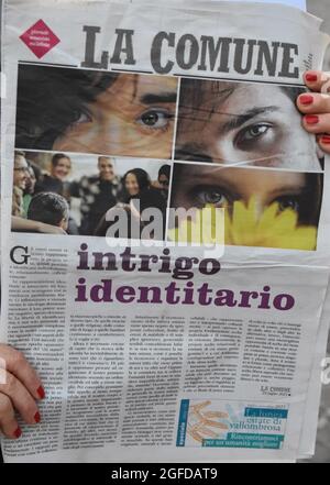 Naples, France, 23/08/2021, Naples, Italie. 23 août 2021. Aleassandra Clemente soutient les femmes napolitaines en participant à la foule Flash à piazza Plebiscito (Naples) #iononmicoprogliocchi; toutes unis contre la violation des droits des femmes afghanes, persécutées par le régime taliban. (Photo de Bruno Fontanarosa/Pacific Press) crédit: Pacific Press Media production Corp./Alay Live News Banque D'Images