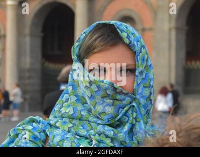 Naples, France, 23/08/2021, Naples, Italie. 23 août 2021. Aleassandra Clemente soutient les femmes napolitaines en participant à la foule Flash à piazza Plebiscito (Naples) #iononmicoprogliocchi; toutes unis contre la violation des droits des femmes afghanes, persécutées par le régime taliban. (Photo de Bruno Fontanarosa/Pacific Press) crédit: Pacific Press Media production Corp./Alay Live News Banque D'Images