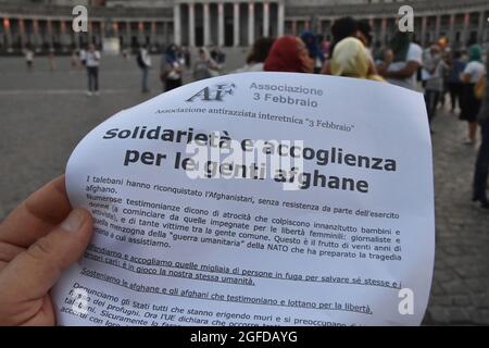 Naples, France, 23/08/2021, Naples, Italie. 23 août 2021. Aleassandra Clemente soutient les femmes napolitaines en participant à la foule Flash à piazza Plebiscito (Naples) #iononmicoprogliocchi; toutes unis contre la violation des droits des femmes afghanes, persécutées par le régime taliban. (Photo de Bruno Fontanarosa/Pacific Press) crédit: Pacific Press Media production Corp./Alay Live News Banque D'Images