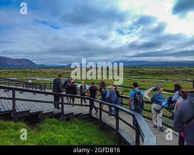 Les touristes et les visiteurs apprécient la vue imprenable sur le paysage sur le trajet de la tournée en voiture de l'islande pendant la période estivale. Islande, Europe. Banque D'Images