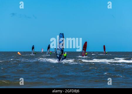 Multivan Windsurf CuO, Saint-Peter-Ording, péninsule d'Eiderstedt, Schleswig-Holstein, Allemagne Banque D'Images