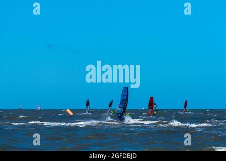 Multivan Windsurf CuO, Saint-Peter-Ording, péninsule d'Eiderstedt, Schleswig-Holstein, Allemagne Banque D'Images