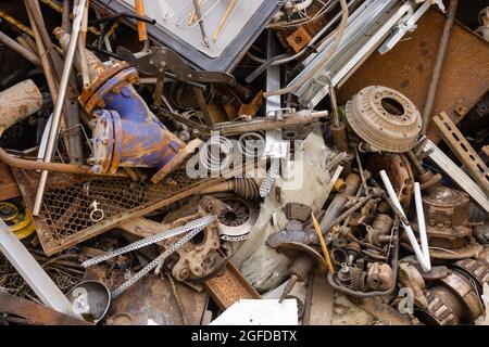 Ferraille dans les wagons de chemin de fer. Chantier de ferraille, déchets métalliques Banque D'Images