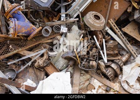 Ferraille dans les wagons de chemin de fer. Chantier de ferraille, déchets métalliques Banque D'Images