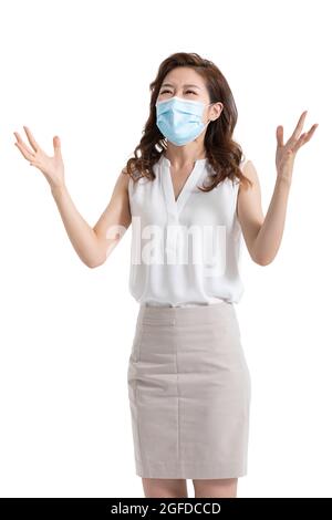 Jeune femme d'affaires avec masque chirurgical en colère Banque D'Images
