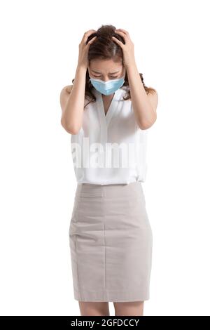 Jeune femme d'affaires avec masque chirurgical dans le désespoir Banque D'Images
