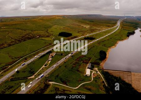 Rishworth Moor autoroute Ainley Haut M62 Stott Hall ferme aérienne oiseaux vue sur la maison au milieu de la route l'autoroute M62 a été construite autour Banque D'Images