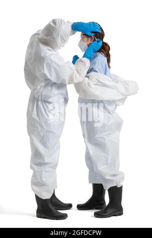 Jeunes médecins en costume de protection Banque D'Images