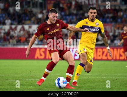 ROME, ITALIE - AOÛT 22: Jordan Veretout of AS Roma marque son deuxième but, pendant la série UN match entre AS Roma et ACF Fiorentina au Stadio Olimpico le 22 août 2021 à Rome, Italie. (Support MB) Banque D'Images