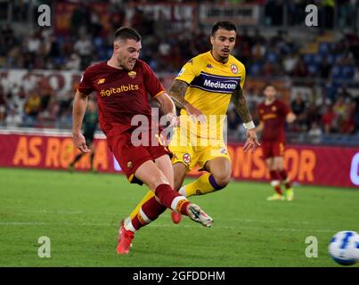 ROME, ITALIE - AOÛT 22: Jordan Veretout of AS Roma marque son deuxième but, pendant la série UN match entre AS Roma et ACF Fiorentina au Stadio Olimpico le 22 août 2021 à Rome, Italie. (Support MB) Banque D'Images