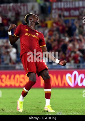 ROME, ITALIE - AOÛT 22: Tammy Abraham de AS Roma réagit ,pendant la série UN match entre AS Roma et ACF Fiorentina au Stadio Olimpico le 22 août 2021 à Rome, Italie. (Support MB) Banque D'Images