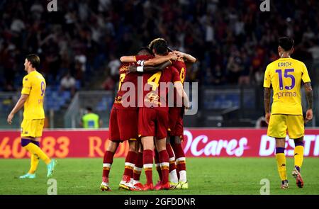 ROME, ITALIE - AOÛT 22: Jordan Veretout of AS Roma fête avec des coéquipiers après avoir mis son premier but, pendant la série UN match entre AS Roma et ACF Fiorentina au Stadio Olimpico le 22 août 2021 à Rome, Italie. (Support MB) Banque D'Images