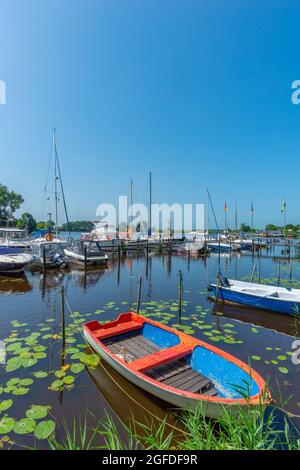 Petite ville clountry Süderstapel sur la rivière Eider, paysage de Stapelholm, État fédéral du Schleswig-Holstein, Allemagne du Nord Banque D'Images