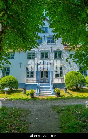 Jardin Hochdorfer Garten und Haubarg dans la petite ville de campagne de Tating, péninsule d'Eiderstedt, Frise du Nord, Schleswig-Holstein, Allemagne du Nord Banque D'Images