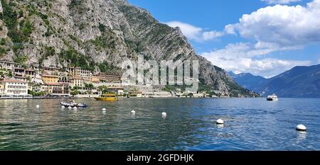 Limone Italie août 2021 le port de Limone en arrière-plan vous pouvez voir les montagnes par beau temps avec le ciel bleu Banque D'Images