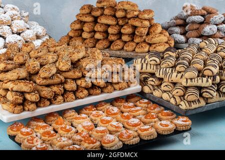 Cuisine turque ; biscuits frais croustillants. Des biscuits sont offerts à la pâtisserie. (kahk, biscuits, petit four). Vue de dessus avec gros plan. Banque D'Images