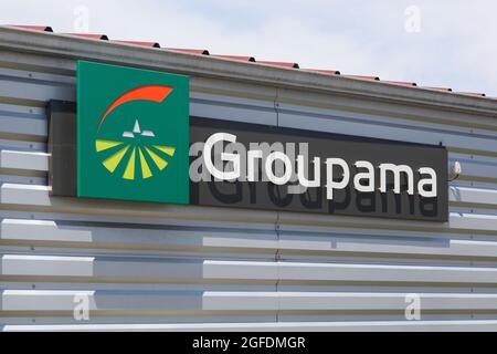 Fumel, France - 25 juin 2021 : logo Groupama sur un mur. Groupama est un groupe d'assurance français dont le siège est à Paris et qui est présent dans 14 pays Banque D'Images