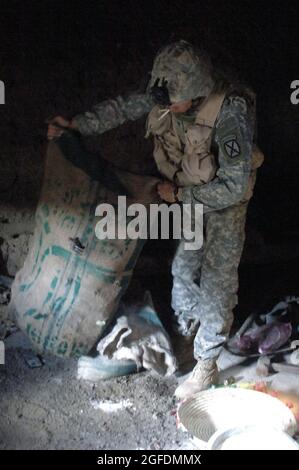 Un soldat de l'infanterie Charlie Company 2/87 fouille une hutte soupçonnée d'être utilisée par les talibans pendant l'opération Catamount Fury, une mission de taille de bataillon qui a eu lieu dans la province de Paktika en Afghanistan, en mars 29, visant à limiter le mouvement des talibans à l'intérieur de Paktika. Banque D'Images