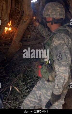 Un soldat de l'infanterie de la Compagnie Charlie 2/87 met le feu à une Safehouse des Taliban découverte lors de l'opération Catamount Fury, une mission de la taille d'un bataillon qui a lieu dans la province de Paktika en Afghanistan le 30 mars 2007 et qui vise à limiter le mouvement des talibans à l'intérieur de Paktika. Photo de l'armée américaine par : SSG Justin Holley, 982 combat Camera Company. (Relâché) Banque D'Images