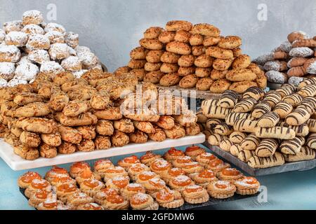 Cuisine turque ; biscuits frais croustillants. Des biscuits sont offerts à la pâtisserie. (kahk, biscuits, petit four). Vue de dessus avec gros plan. Banque D'Images