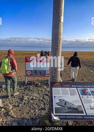 Touristes et visiteurs se réveillant vers l'épave de l'avion de Solheimasandur pendant la tournée de l'islande en été. Islande, Europe. Banque D'Images