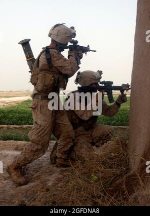 Cpls. Lance Robert J. Martin et Matthew W. Urbaniak, tous deux associés à l'équipe combinée anti-armure 1, Compagnie d'armes, 1er Bataillon, 3e Régiment maritime, ont refait feu sur les combattants talibans qui ont engagé leur patrouille dans la région de Five points le 14 février. Ils ont été tirés par les Taliban seulement quelques minutes après la première rencontre entre Marines et les anciens du village. Martin, 25 ans, est d'Easton, Pennsylvanie, et Urbaniak, 21, est de Bel Air, Maryland Banque D'Images