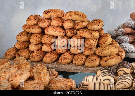 Cuisine turque ; biscuits frais croustillants. Des biscuits sont offerts à la pâtisserie. (kahk, biscuits, petit four). Vue de dessus avec gros plan. Banque D'Images