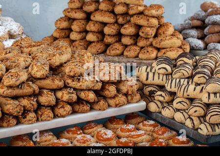 Cuisine turque ; biscuits frais croustillants. Des biscuits sont offerts à la pâtisserie. (kahk, biscuits, petit four). Vue de dessus avec gros plan. Banque D'Images