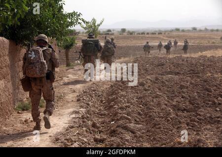 Marines des États-Unis avec Fox Company, 2e Bataillon, 5e Régiment maritime, équipe de combat régimentaire 6 patrouillent dans un objectif lors de l'opération Branding Iron II dans la région de Ghaysakah, province de Helmand, Afghanistan le 21 juin 2012. Marines a mené l'opération pour perturber la logistique de l'ennemi et nier la liberté de mouvement de l'ennemi. (É.-U. Photo du corps marin par lance Cpl. Ismael E. Ortega/ publié) Banque D'Images