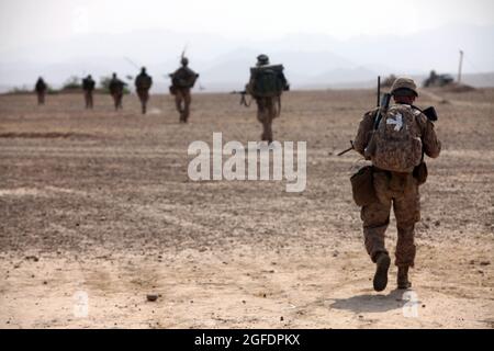 Marines des États-Unis avec Fox Company, 2e Bataillon, 5e Régiment maritime, équipe de combat régimentaire 6 patrouillent dans un objectif lors de l'opération Branding Iron II dans la région de Ghaysakah, province de Helmand, Afghanistan le 21 juin 2012. Marines a mené l'opération pour perturber la logistique de l'ennemi et nier la liberté de mouvement de l'ennemi. (É.-U. Photo du corps marin par lance Cpl. Ismael E. Ortega/ publié) Banque D'Images