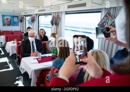 25 août 2021, République tchèque, Usti nad Labem (aussig): Le président fédéral Frank-Walter Steinmeier et sa femme Elke Büdenbender parlent à des collègues de la zone frontalière entre l'Allemagne et la République tchèque à bord d'un train (EC 379) de Berlin à Prague (République tchèque). Le Président fédéral Steinmeier et sa femme sont en visite de trois jours en République tchèque. C'est la première fois que le Président fédéral effectue un voyage officiel à l'étranger en train. Photo: Bernd von Jutrczenka/dpa Banque D'Images