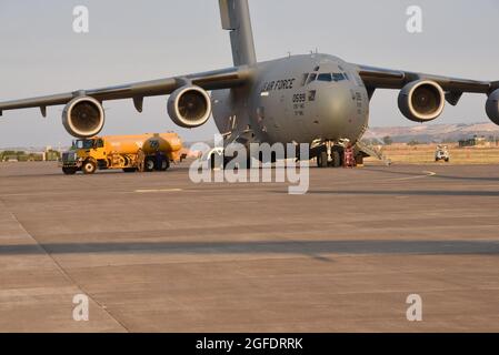 Un camion-citerne affecté au Centre de logistique de la flotte de commandement des systèmes d'approvisionnement naval Sigonella (FLCSI) réapprovisionne un C-17 Globemaster III, le 22 août 2021, à la Station aérienne navale de Sigonella (NASSIG), en Italie. Le FLCSI faisait partie des commandes de locataires de NASSIG qui supportait Operation Allies refuge. L'avion est arrivé plus tôt à NASSIG avec environ 140 évacués qualifiés d'Afghanistan. Horvath et Emerson comptent parmi les centaines de membres du personnel militaire et civil du NASSIG qui ont fourni un soutien logistique à l'installation pendant l'opération Allies refuge. (É.-U. Photo de la marine par Joe Yanik) Banque D'Images