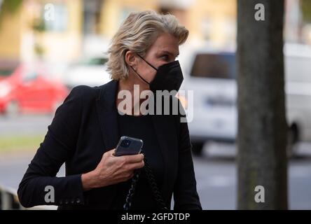 Berlin, Allemagne. 25 août 2021. Stephanie Gräfin Bruges-von Pfuel, ancienne politicienne locale bavaroise, arrive au tribunal de district de Tiergarten en tant que co-demanderesse au début d'un procès pour homicide involontaire. Après la mort d'un piéton - le fils de la comtesse - un conducteur de voiture présumé est en jugement. Credit: Christophe bateau/dpa/Alay Live News Banque D'Images