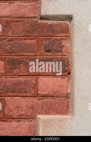 Gros plan d'un vieux mur de briques à Honfleur, France, pour une texture d'arrière-plan abstraite. Banque D'Images