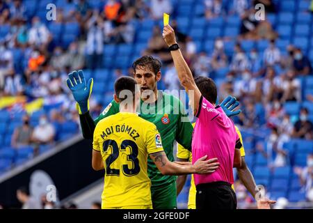 BARCELONE - AOÛT 21 : l'arbitre Figueroa Vazquez montre une carte jaune à moi Gomez pendant le match de la Liga entre le RCD Espanyol et Villarreal CF à t Banque D'Images