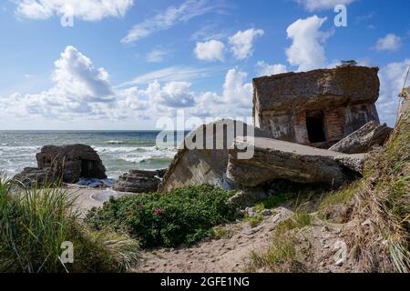 Liepaja, Lettonie - 21 août 2021 : ruines des défenses militaires du fort Karosta dans la mer Baltique, sur la côte lettone Banque D'Images