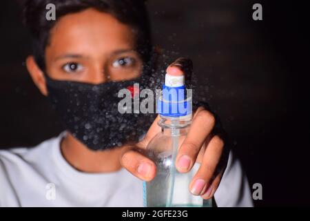 Garçon avec du gel d'alcool ou un désinfectant antibactérien au savon.concept d'hygiène. Prévenir la propagation des germes et des bactéries et éviter les infections virus corona Banque D'Images