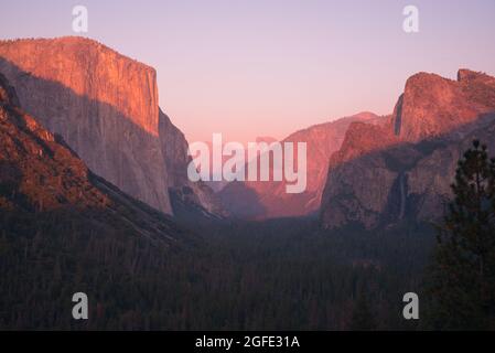 Coucher de soleil sur El Capitan, Half Dome et Three Brothers dans le parc national de Yosemite, Californie Banque D'Images