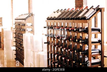 Bouteilles de vin sur les étagères du rack.Boutique de vins de fond Banque D'Images