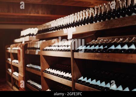 Bouteilles de vin sur les étagères du rack.Boutique de vins de fond Banque D'Images