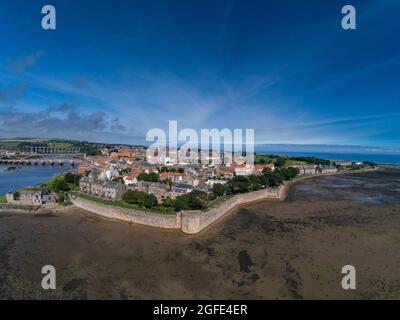 Vue aérienne de la ville fortifiée de Berwick upon Tweed, ville la plus septentrionale des Englands. Banque D'Images