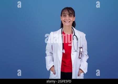 belle femme de 40-45 ans médecin regardant droit devant et souriant Banque D'Images