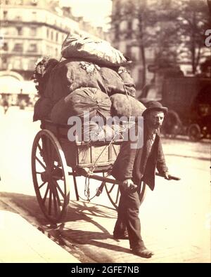 Eugène Atget french ​flâneur - photo ancienne - Chiffonier - Rag Picker vers 1900 - rues de Paris Banque D'Images