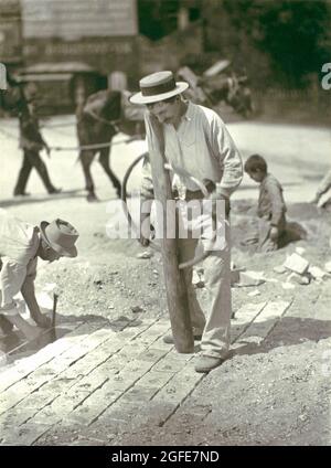 Eugène Atget french ​flâneur - photo ancienne - Street Paver à Paris Banque D'Images