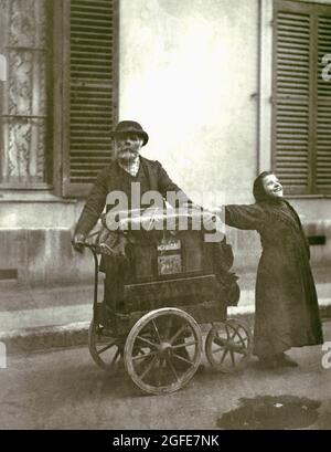 Eugène Atget french ​flâneur - photo ancienne - Organ Grinder - musiciens de rue, chanteur, bucker, Buskers, Busking. Vers 1900 Banque D'Images